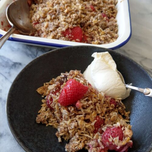 Breakfast crumble with strawberries